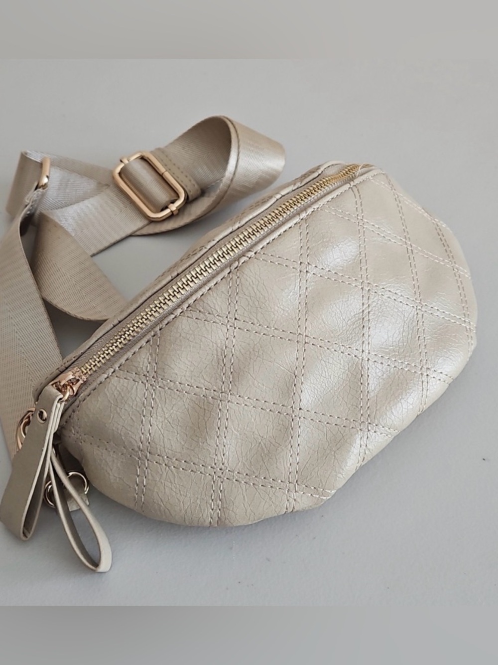 Taupe Quilted Vegan Leather Crossbody Pouch – EUC (Strap Flaw Noted) - Picture 6 of 17